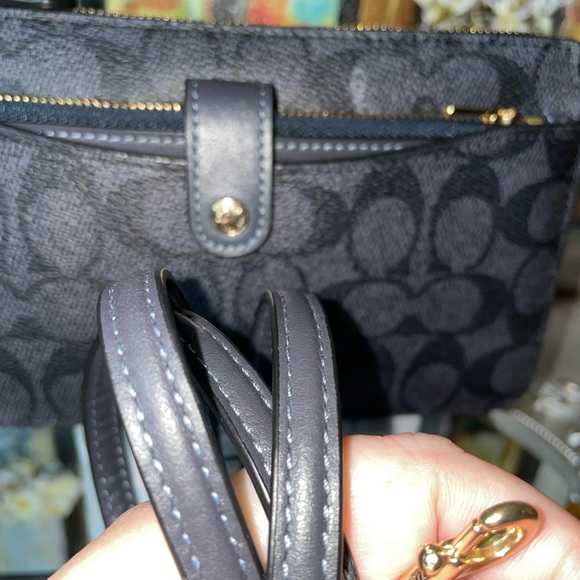 Coach Signature Wallet on Chain / Crossbody - Picture 8 of 8